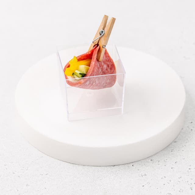 Салями со свежими овощами и творожным сыром