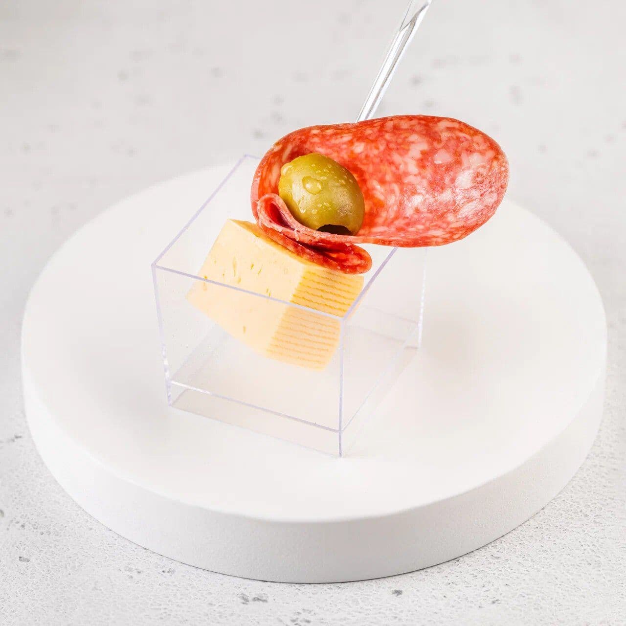 Канапе гауда с салями и оливкой