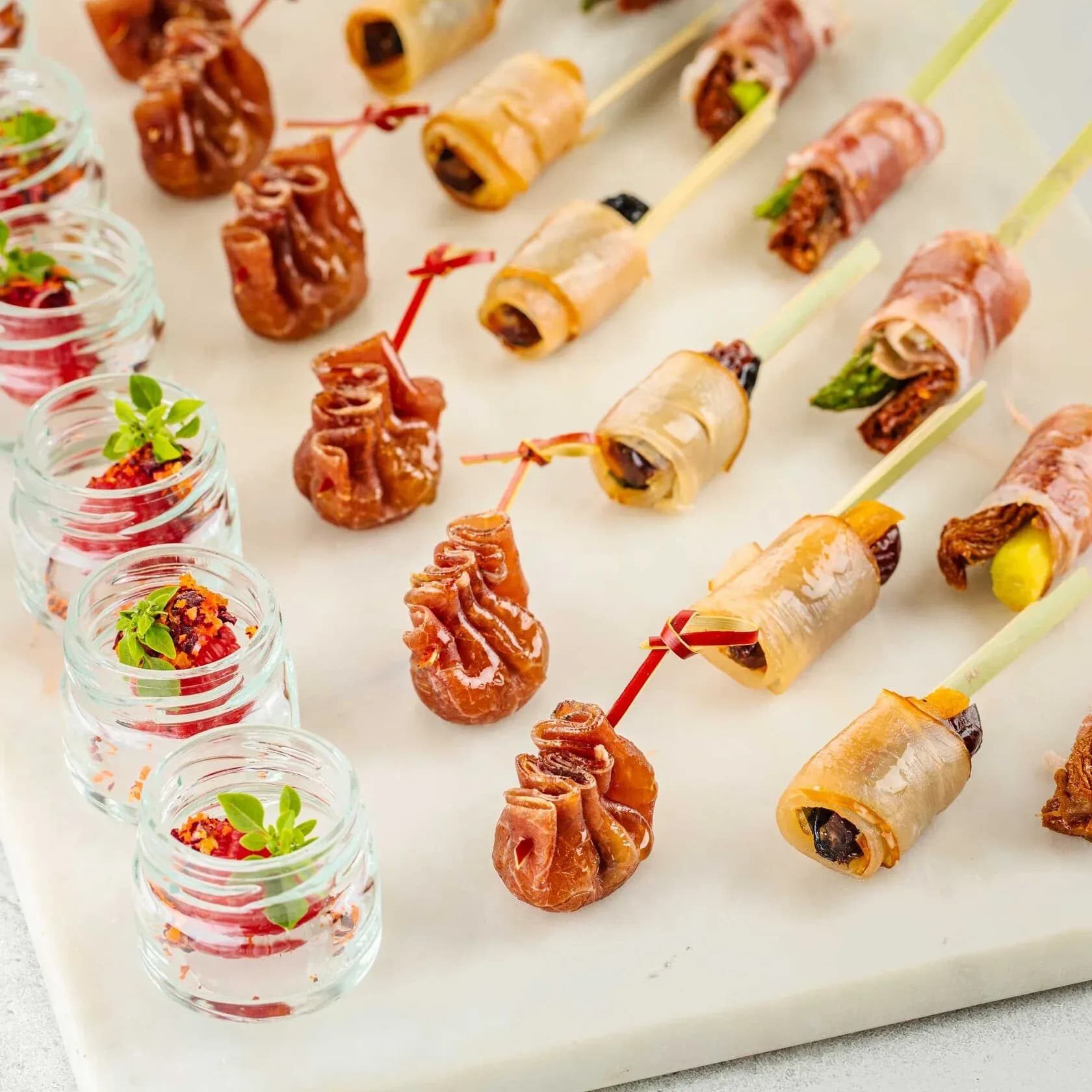 Сет летних закусок с малиной и брезаолой