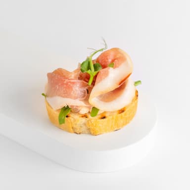 Брускетта с пармской ветчиной