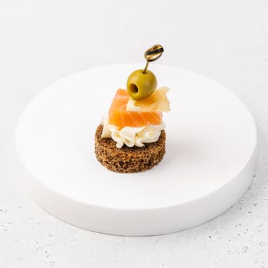 Лосось на бородинском хлебе с лимоном и творожным сыром