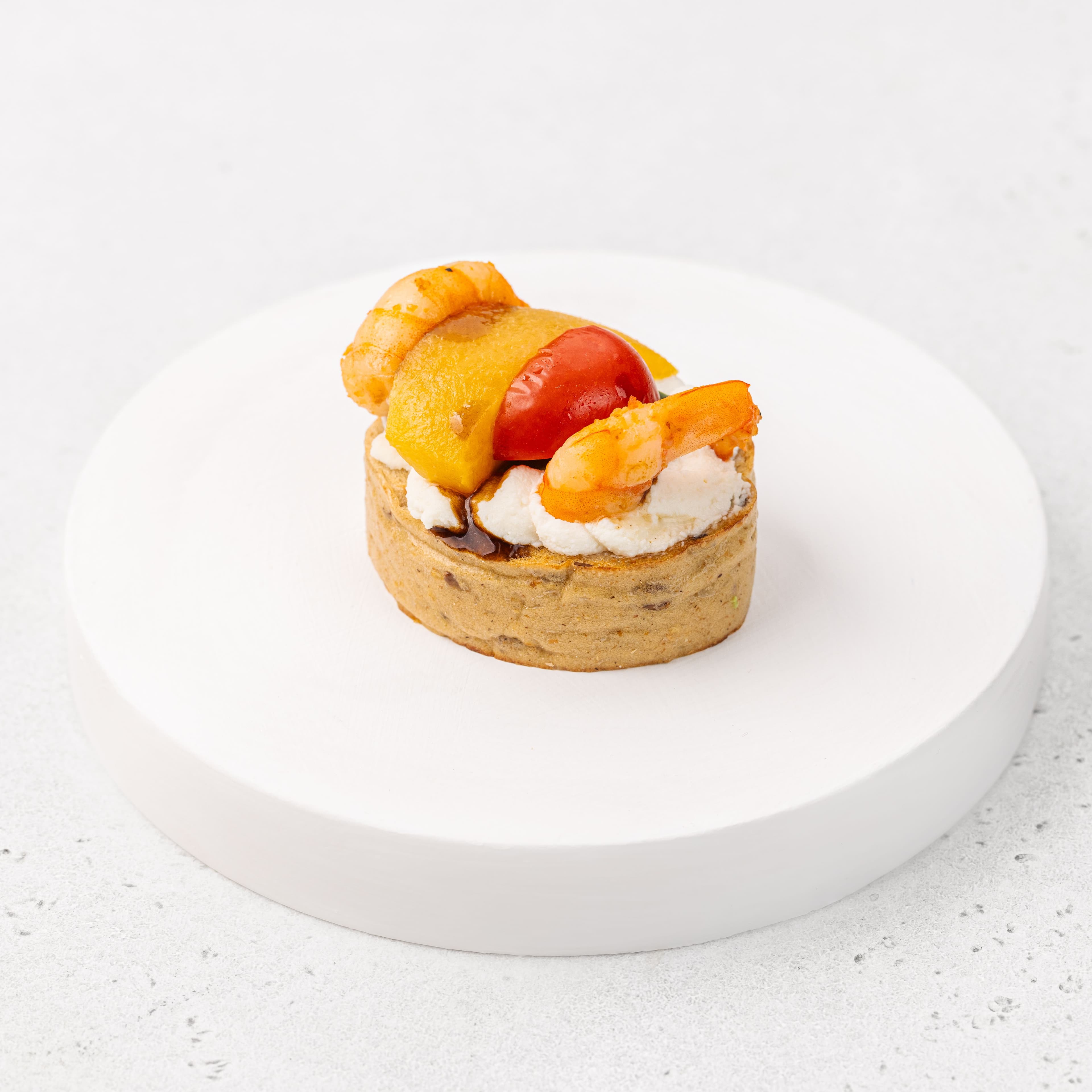 Брускетта с креветкой, рикотой и персиком