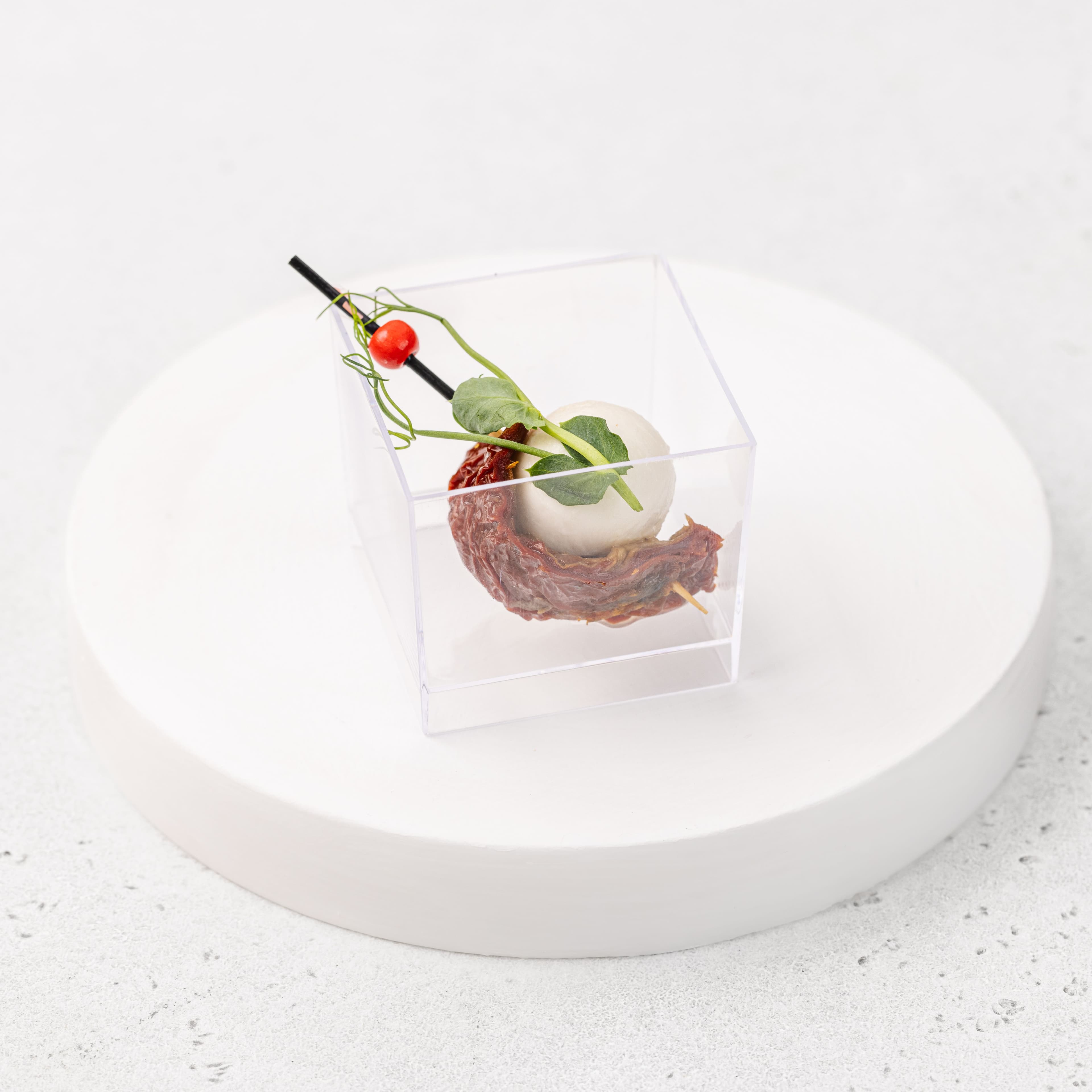 Вяленый итальянский томат с моцареллой и базиликом