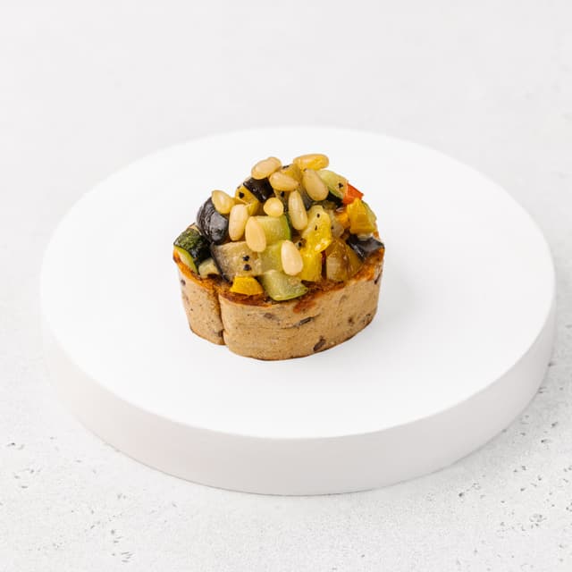 Брускетта с овощами, томатным песто, базиликом и кедровым орехом