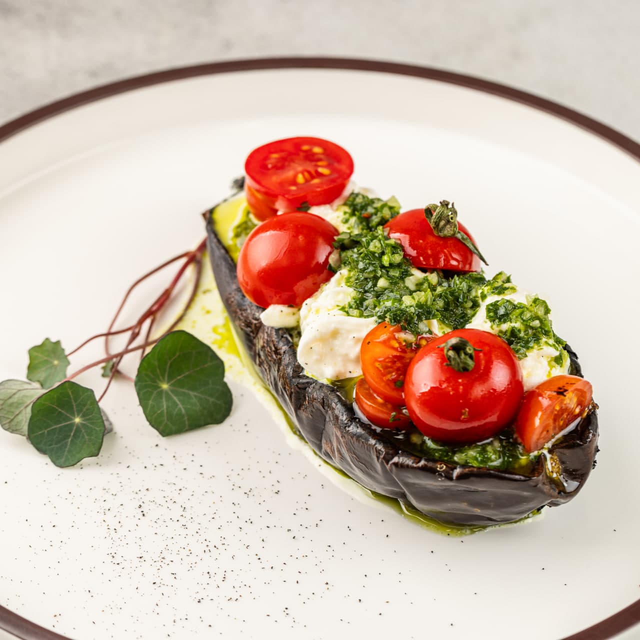 Страчателла на печенном баклажане и томатами черри