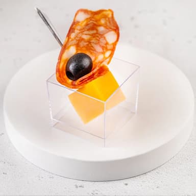 Канапе чеддер с чоризо по-итальянски и маслиной