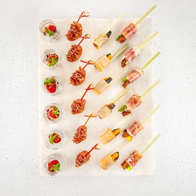 Сет летних закусок с малиной и брезаолой