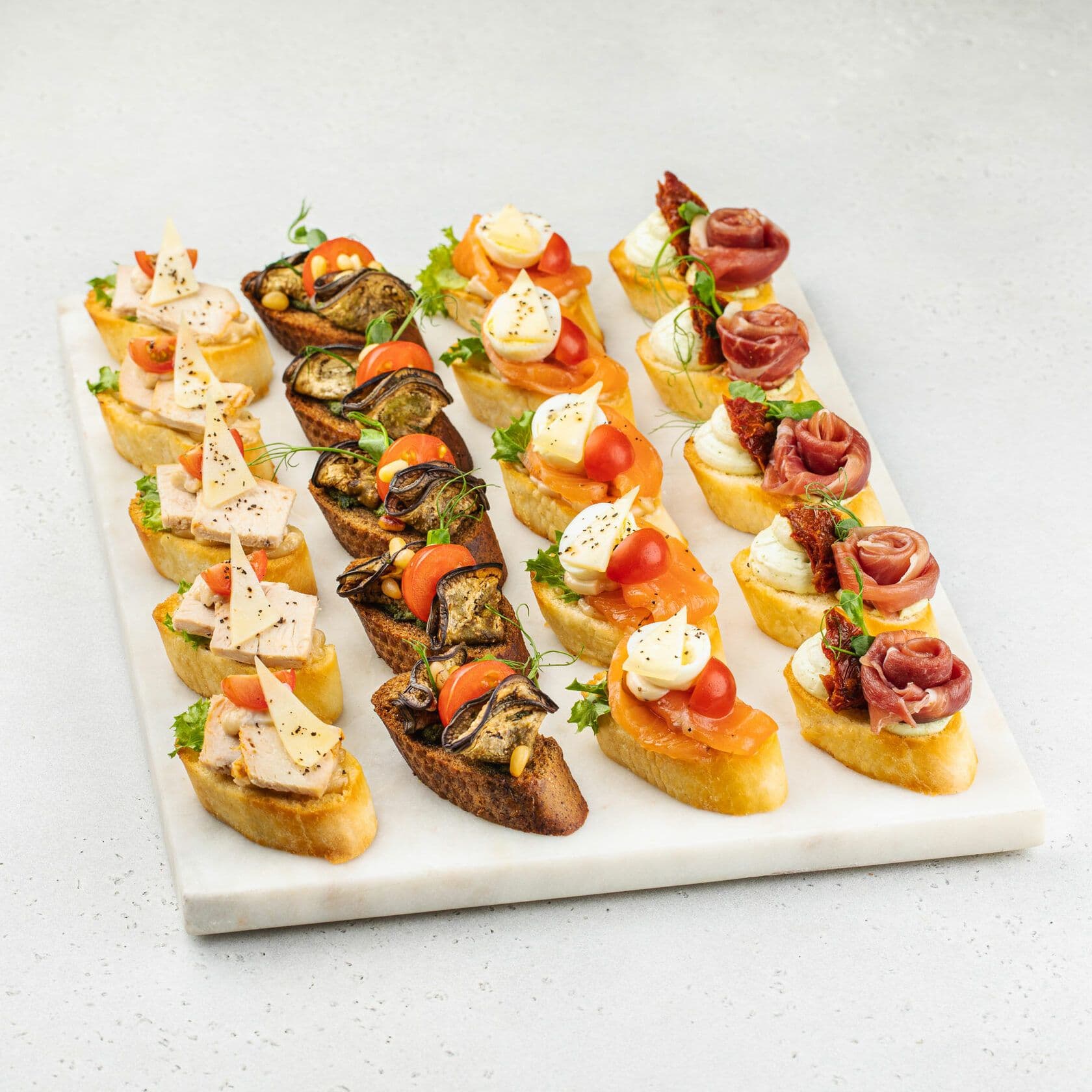 Брускетта со слабосоленым лососем и соусом цезарь