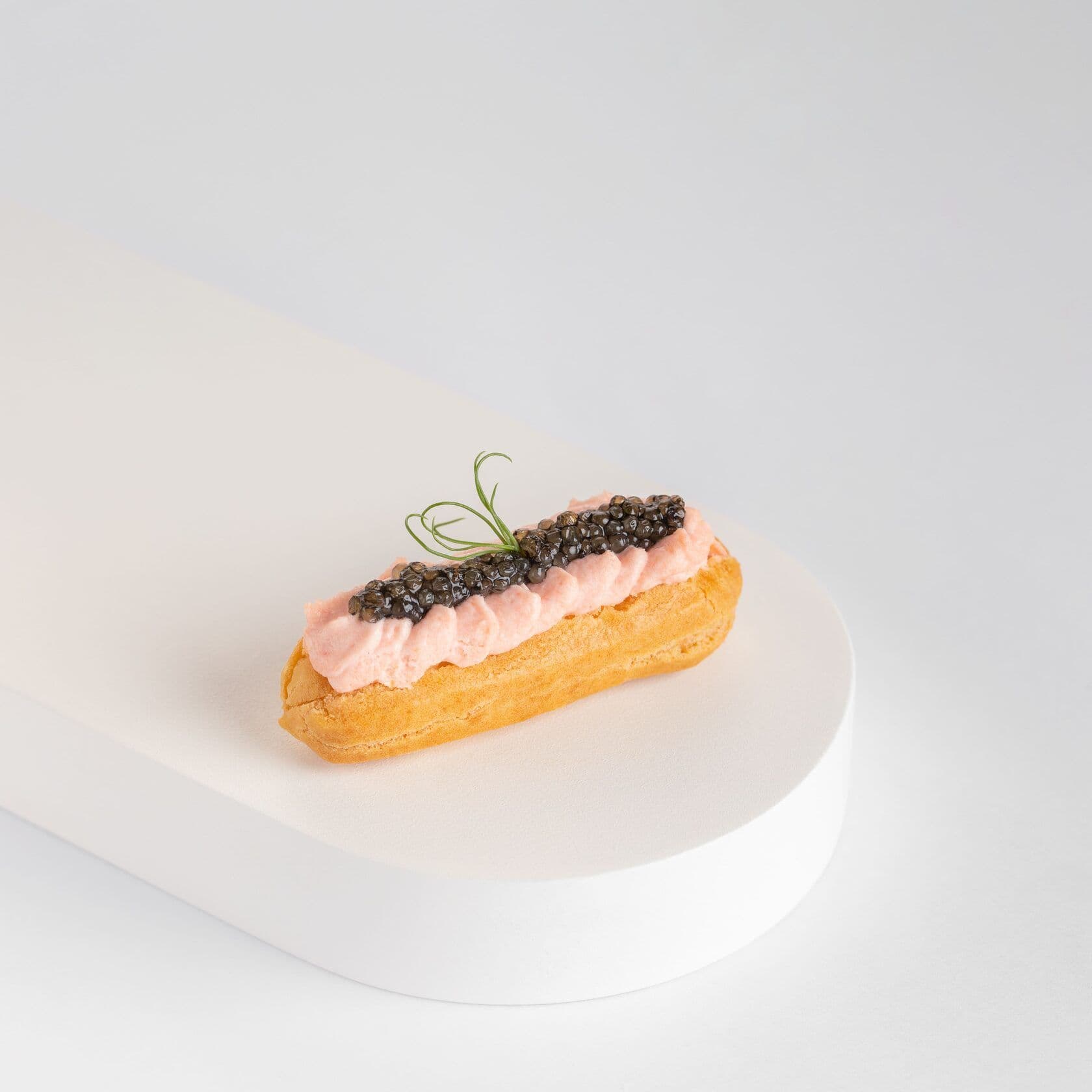 Мини-эклер с муссом из лосося и икрой из щуки