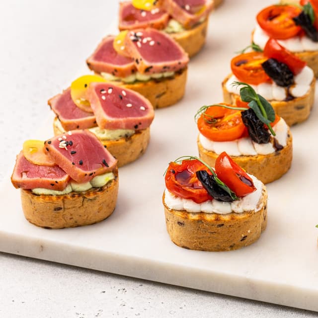 Брускетта с тунцом, гуакамоле, дайконом и кунжутом