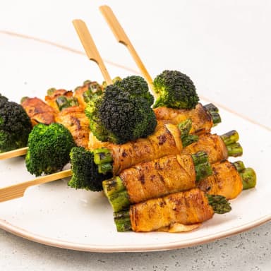 Спаржа в беконе с брокколи и халапеньо